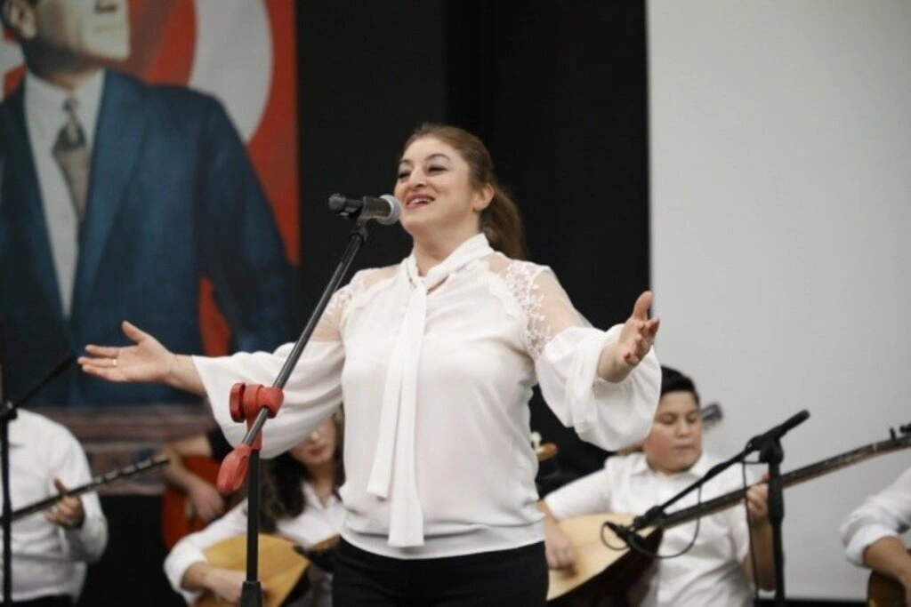 İlkadım Belediyesi saz kursiyerlerinden Bağlama Dinletisi ve Solistler Geçidi