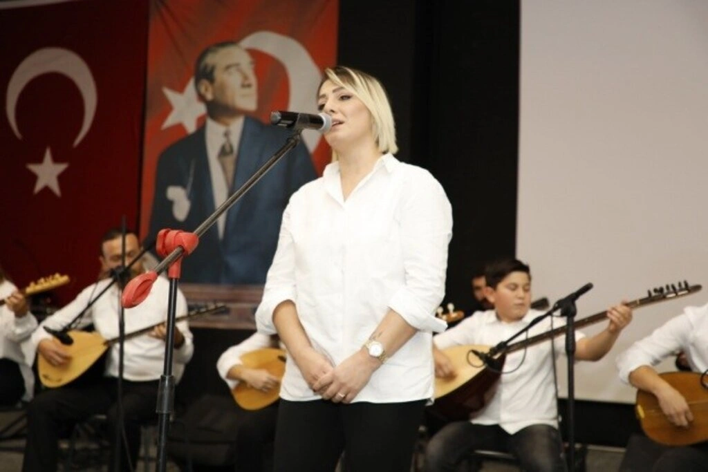 İlkadım Belediyesi saz kursiyerlerinden Bağlama Dinletisi ve Solistler Geçidi