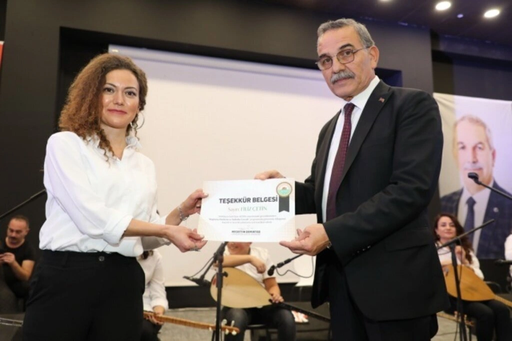 İlkadım Belediyesi saz kursiyerlerinden Bağlama Dinletisi ve Solistler Geçidi