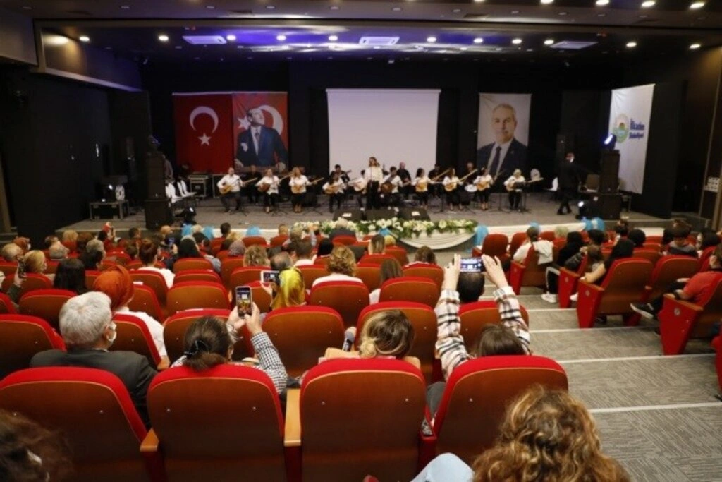 İlkadım Belediyesi saz kursiyerlerinden Bağlama Dinletisi ve Solistler Geçidi