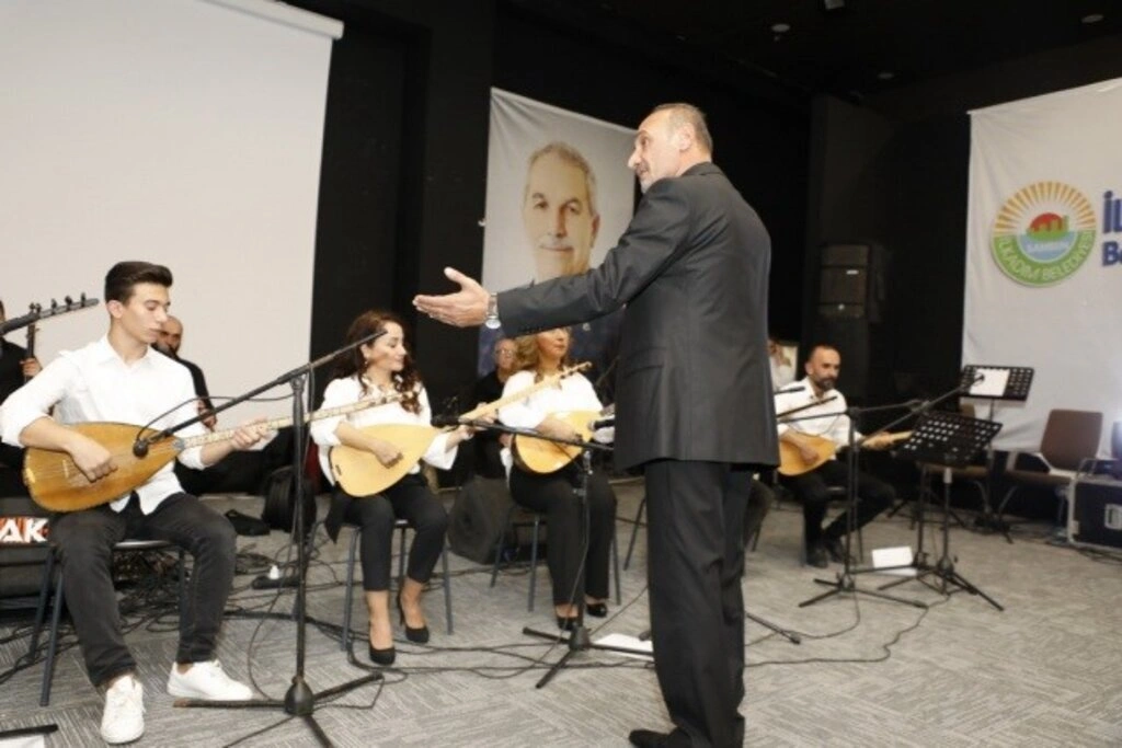 İlkadım Belediyesi saz kursiyerlerinden Bağlama Dinletisi ve Solistler Geçidi