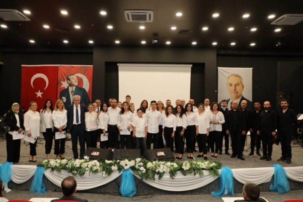 İlkadım Belediyesi saz kursiyerlerinden Bağlama Dinletisi ve Solistler Geçidi