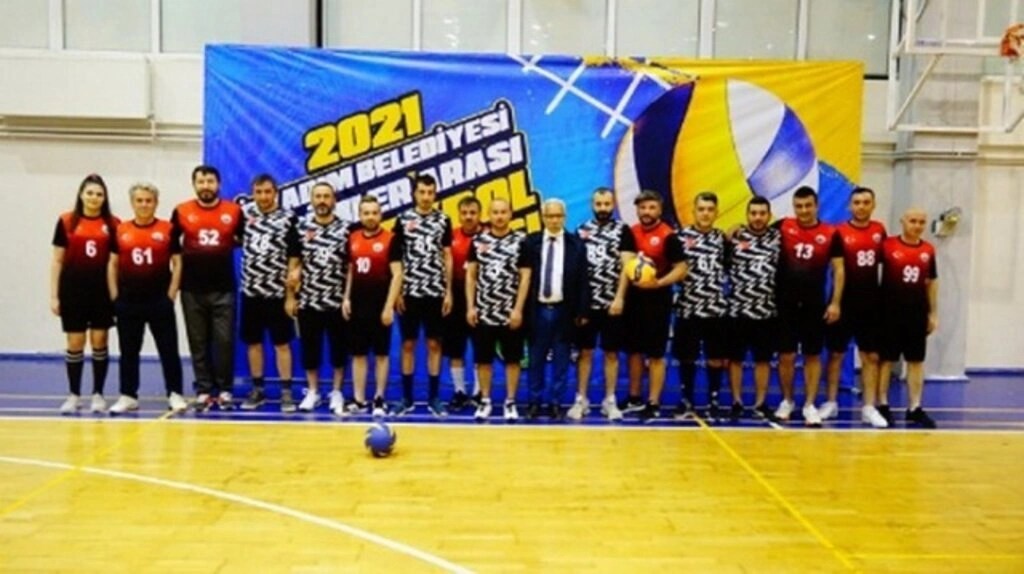 İlkadım Belediyesi Birimler Arası Voleybol Turnuvası renkli görüntülere sahne oldu