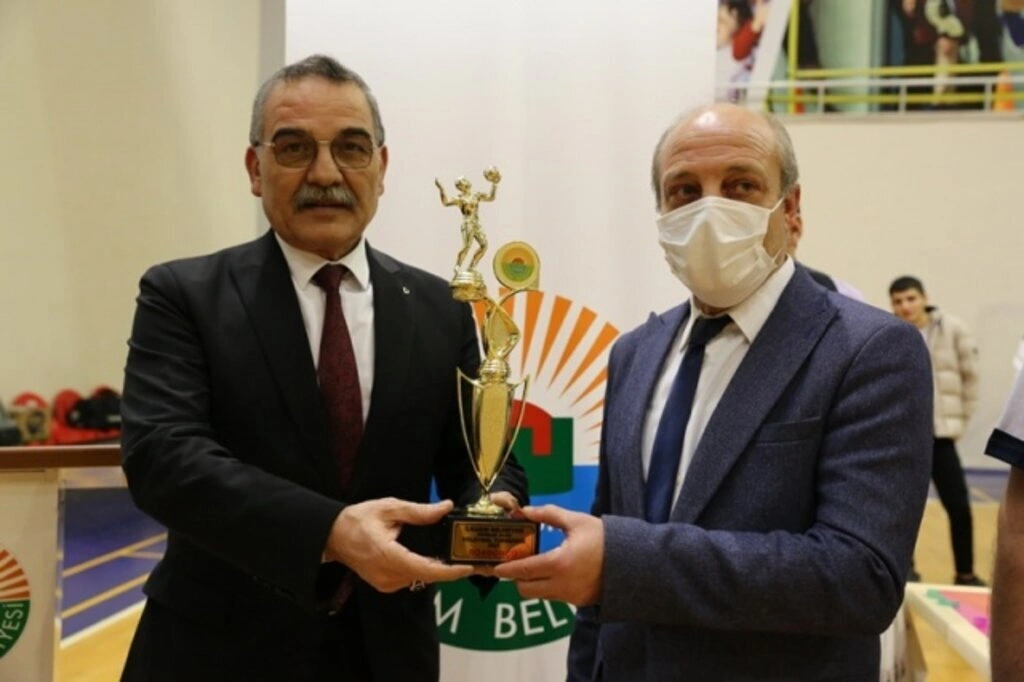 İlkadım Birimler Arası Voleybol Turnuvası'nın Şampiyonu Mali Hizmetler Müdürlüğü Oldu