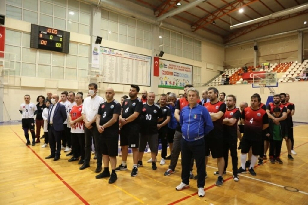 İlkadım Birimler Arası Voleybol Turnuvası'nın Şampiyonu Mali Hizmetler Müdürlüğü Oldu