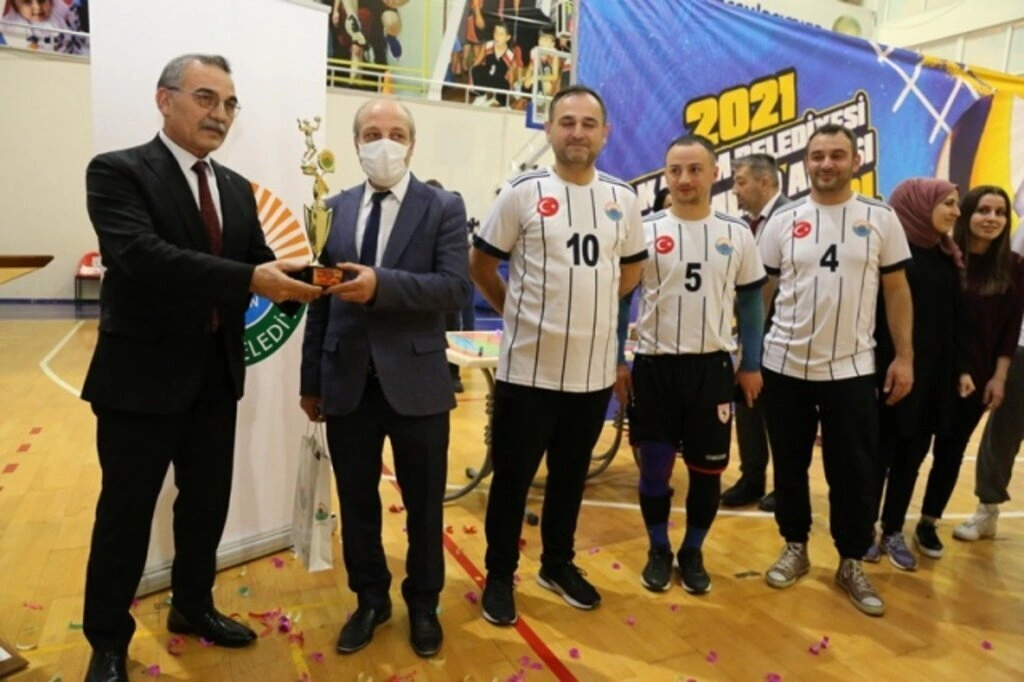 İlkadım Birimler Arası Voleybol Turnuvası'nın Şampiyonu Mali Hizmetler Müdürlüğü Oldu