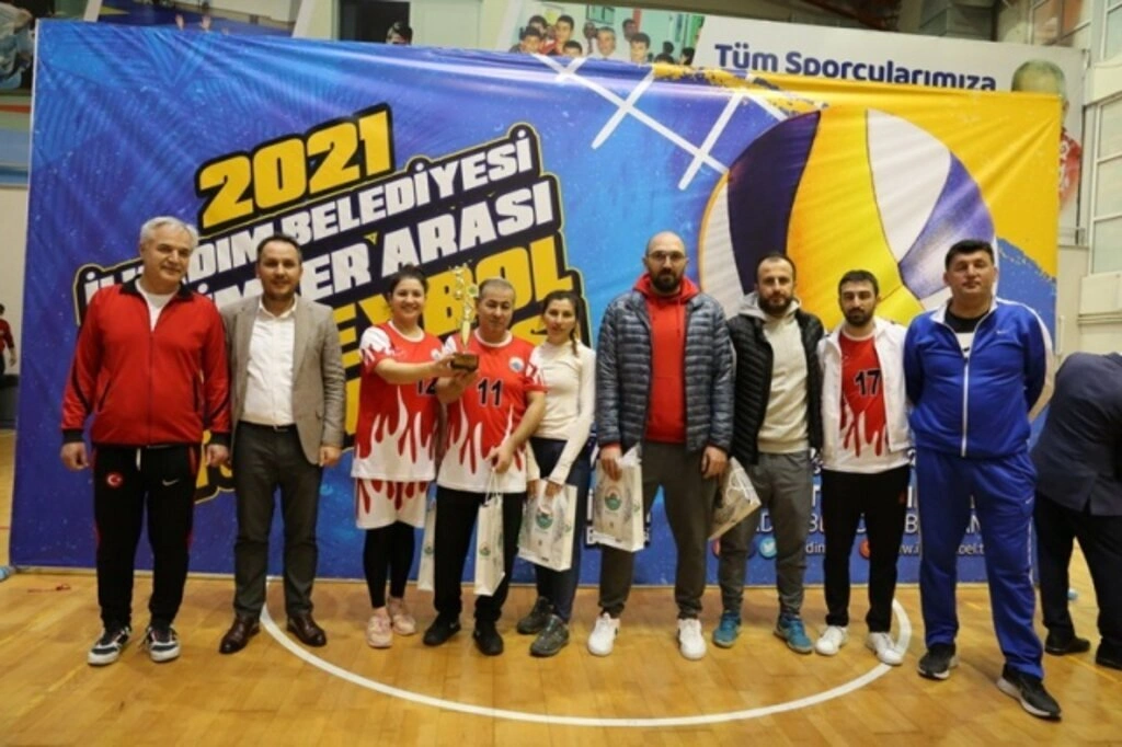 İlkadım Birimler Arası Voleybol Turnuvası'nın Şampiyonu Mali Hizmetler Müdürlüğü Oldu