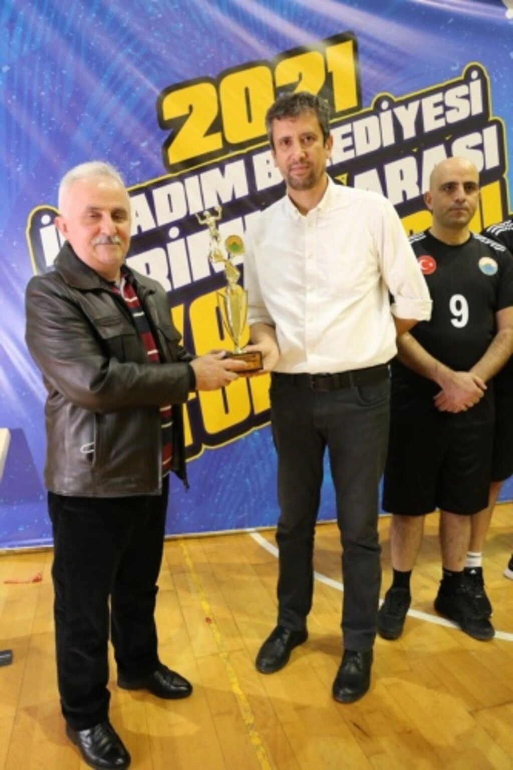 İlkadım Birimler Arası Voleybol Turnuvası'nın Şampiyonu Mali Hizmetler Müdürlüğü Oldu