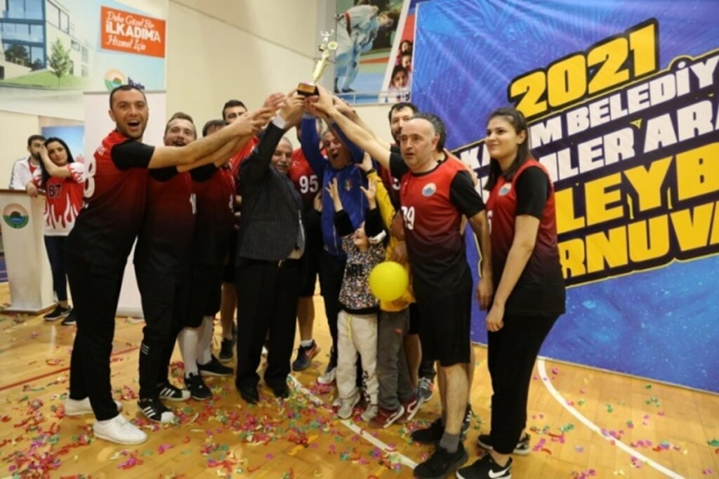 İlkadım Birimler Arası Voleybol Turnuvası'nın Şampiyonu Mali Hizmetler Müdürlüğü Oldu