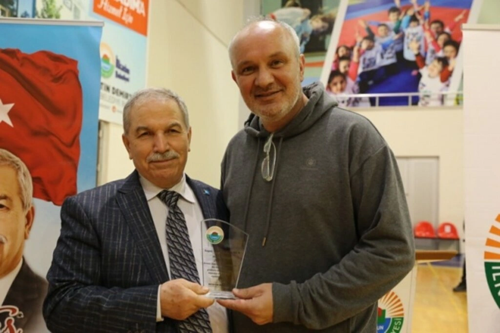 İlkadım Birimler Arası Voleybol Turnuvası'nın Şampiyonu Mali Hizmetler Müdürlüğü Oldu