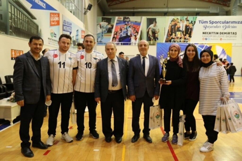 İlkadım Birimler Arası Voleybol Turnuvası'nın Şampiyonu Mali Hizmetler Müdürlüğü Oldu