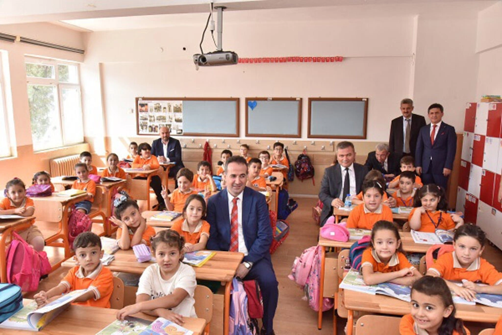 Tekkeköy'de 4 yeni okul öğrencilerle buluştu