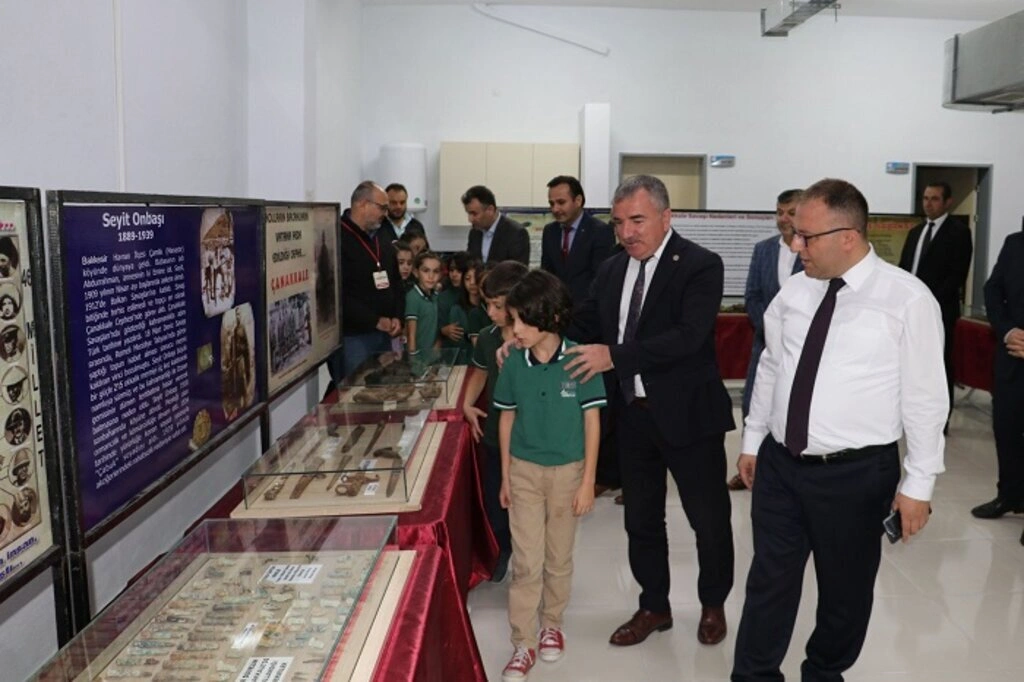 Havza Kaymakamı Nayman ve Belediye Başkanı Özdemir Çanakkale Gezici Müzesini gezdi