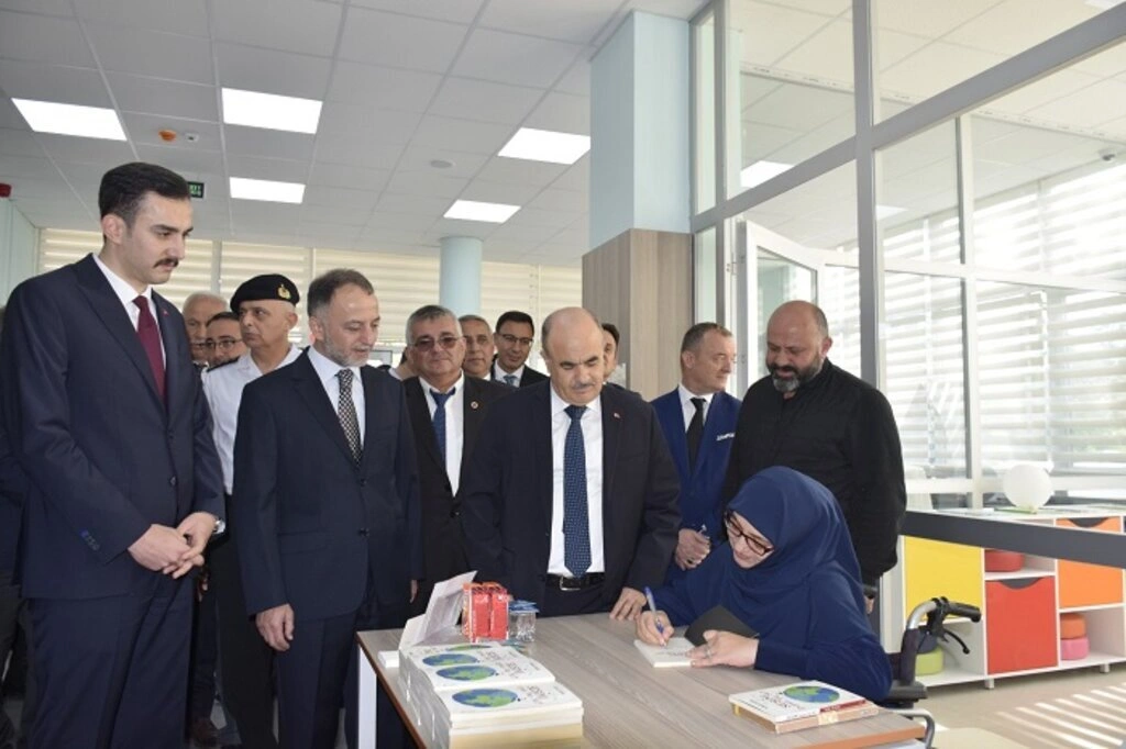 Ayvacık İlçe Halk Kütüphanesi tören ile hizmete açıldı
