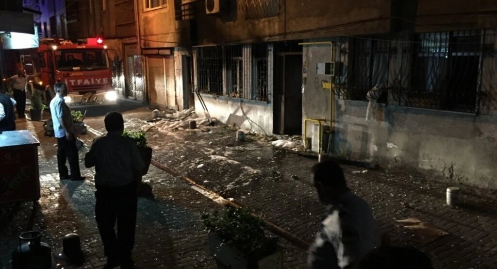 Yangından pencere demirlerini sökerek kurtuldular