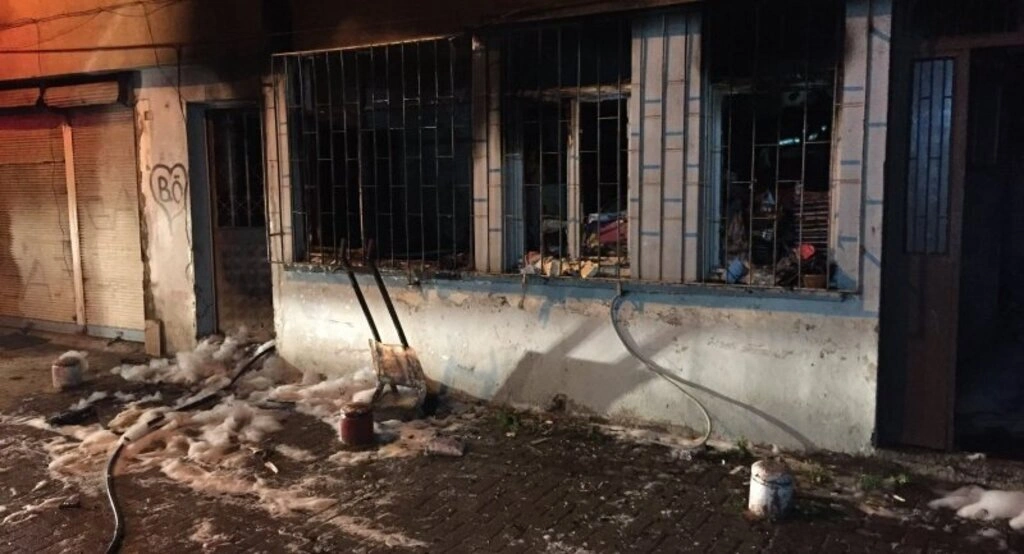 Yangından pencere demirlerini sökerek kurtuldular