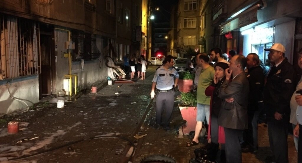 Yangından pencere demirlerini sökerek kurtuldular