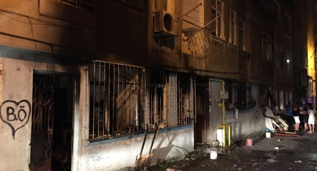 Yangından pencere demirlerini sökerek kurtuldular