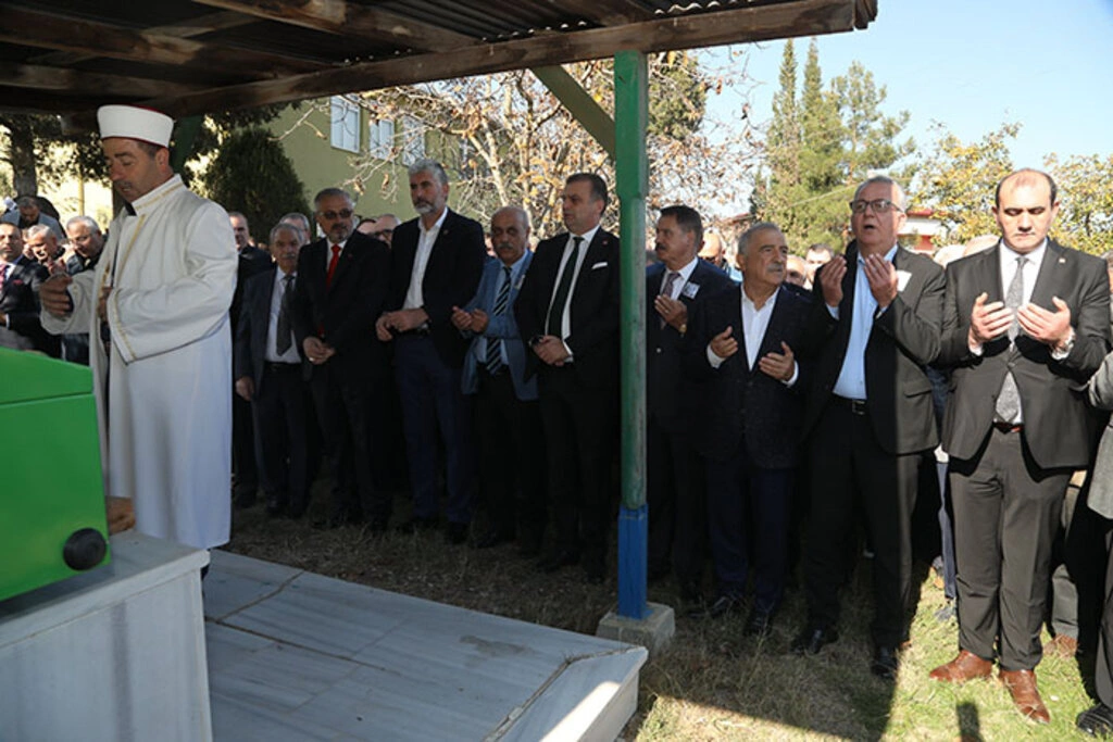 Başkan Deveci'nin babası merhum Recep Deveci son yolculuğuna dualarla uğurlandı