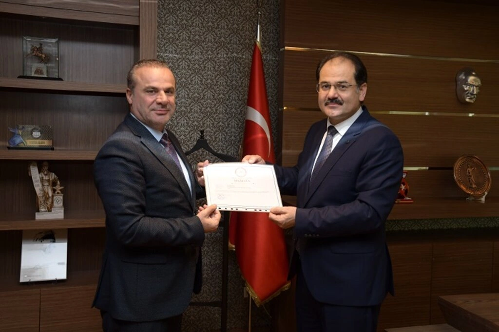 Başkan Murzioğlu ve Akyüz mazbatalarını aldı
