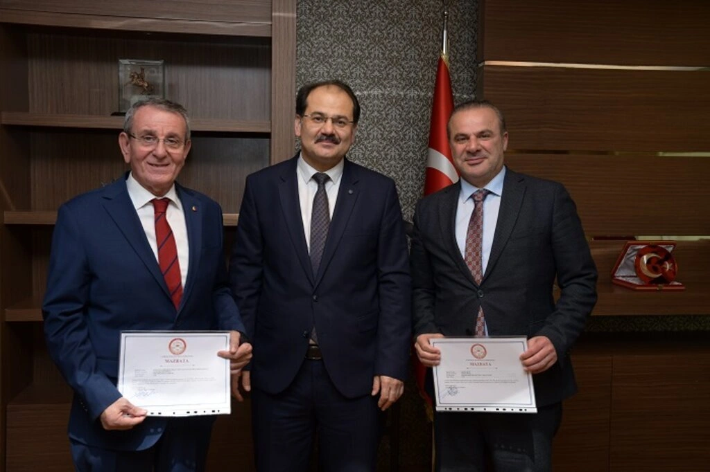 Başkan Murzioğlu ve Akyüz mazbatalarını aldı