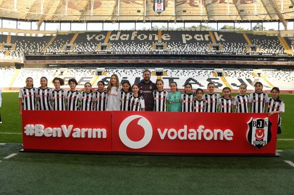 Erkan Kolçak Köstendil ve Müge Boz kız futbolcular ile Penaltı challenge'da biraraya geldi