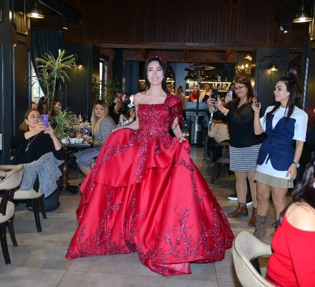 Moda tasarımcısı Özlem Değirmen'den Bursa’da renkli defile
