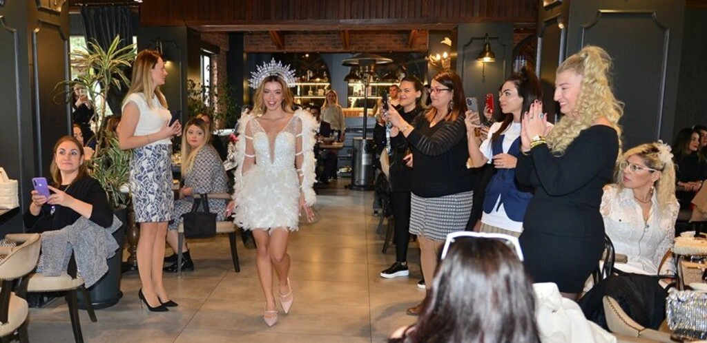 Moda tasarımcısı Özlem Değirmen'den Bursa’da renkli defile