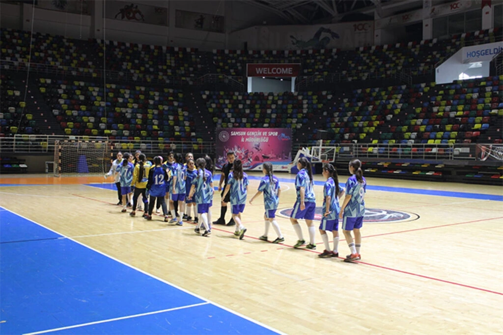 Havza Makbule Yusuf Ölçer Ortaokulu kız futsal takımı rakip tanımıyor