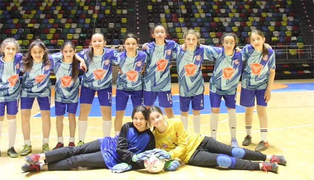 Havza Makbule Yusuf Ölçer Ortaokulu kız futsal takımı rakip tanımıyor