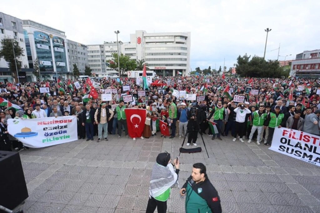 Samsun'da on binler Filistin için yürüdü