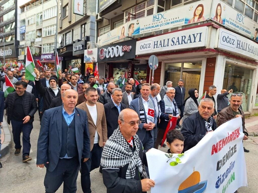 Samsun'da on binler Filistin için yürüdü