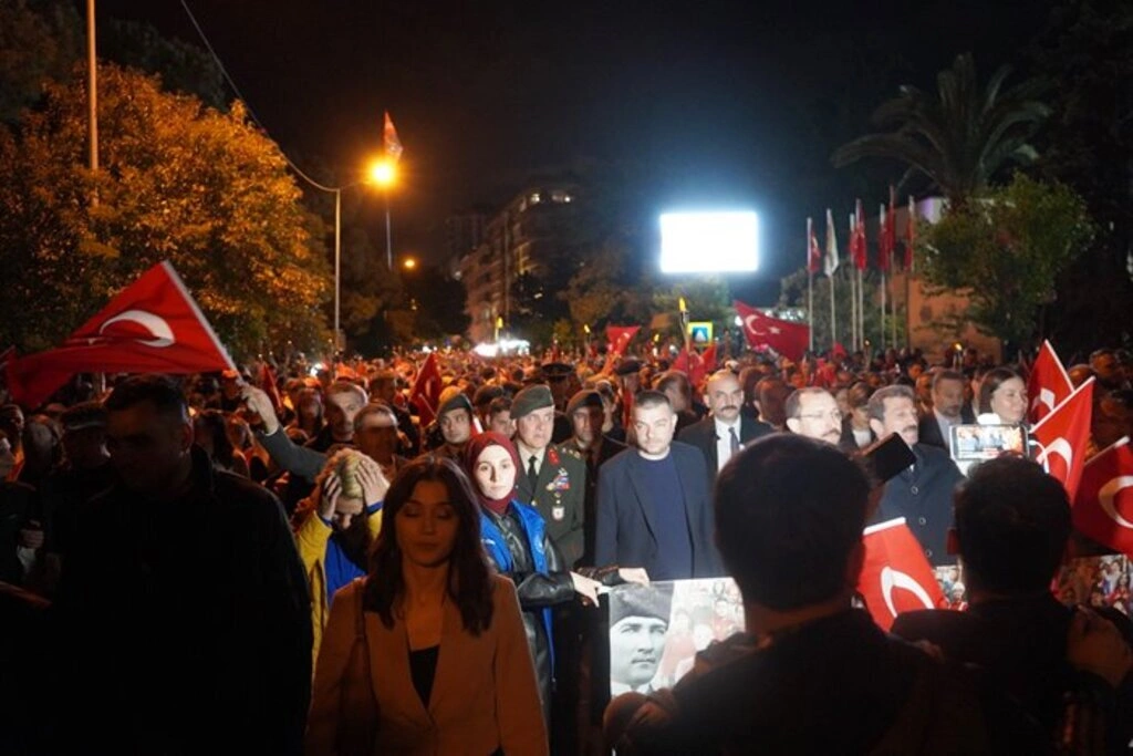 Samsun'da 1919 metrelik bayrak yürüyüşü coşkusu