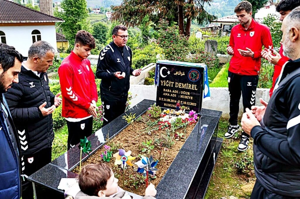 Samsunspor U19 Takımı Yiğit Demirel’in kabrini ziyaret etti