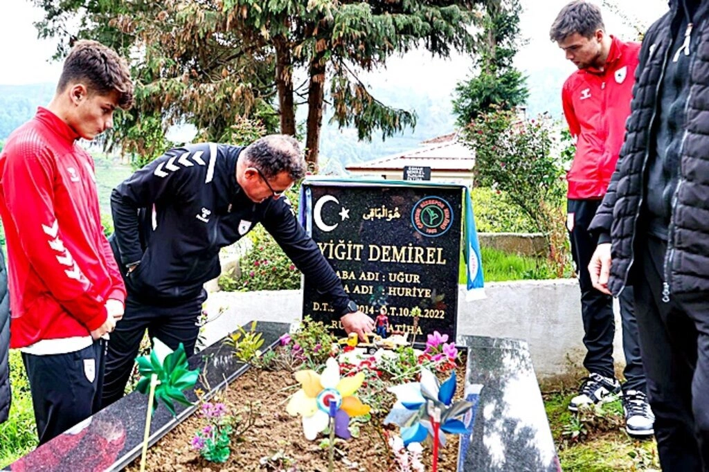 Samsunspor U19 Takımı Yiğit Demirel’in kabrini ziyaret etti
