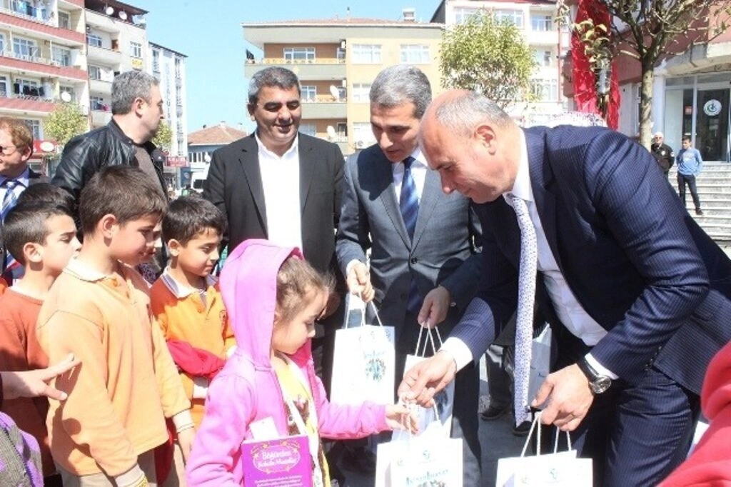 KİTAP SEVGİSİ TEKKEKÖYLÜ ÇOCUKLARI MEYDANDA BULUŞTURDU