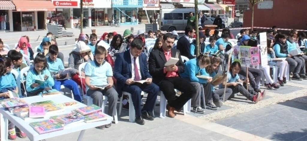 KİTAP SEVGİSİ TEKKEKÖYLÜ ÇOCUKLARI MEYDANDA BULUŞTURDU