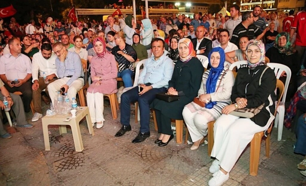 Türkiye'de dimdik duran Başkomutan Erdoğan var