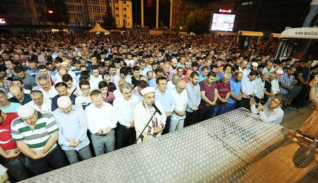 Türkiye'de dimdik duran Başkomutan Erdoğan var