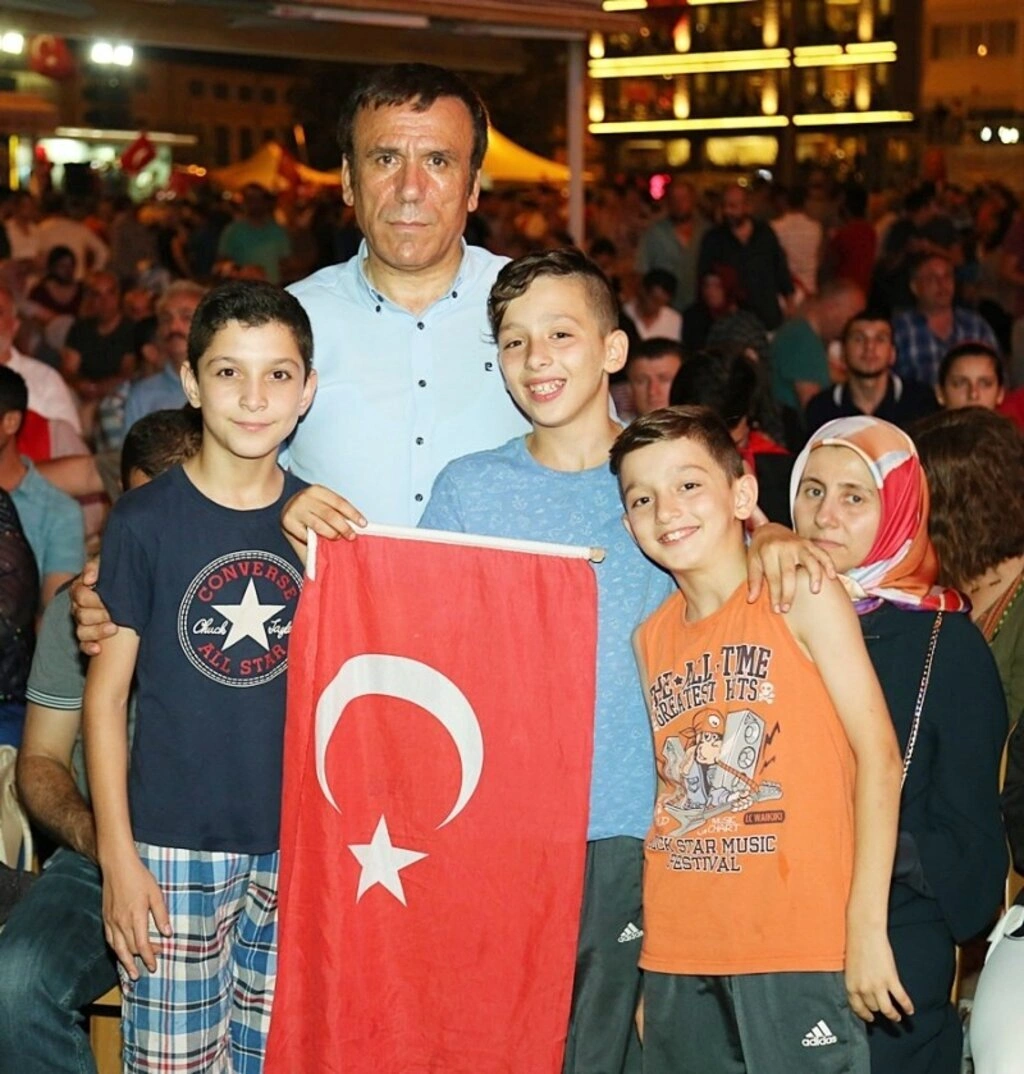 Türkiye'de dimdik duran Başkomutan Erdoğan var