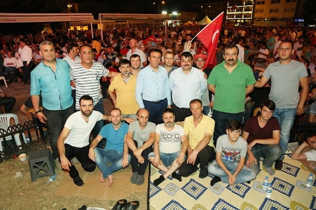 Türkiye'de dimdik duran Başkomutan Erdoğan var