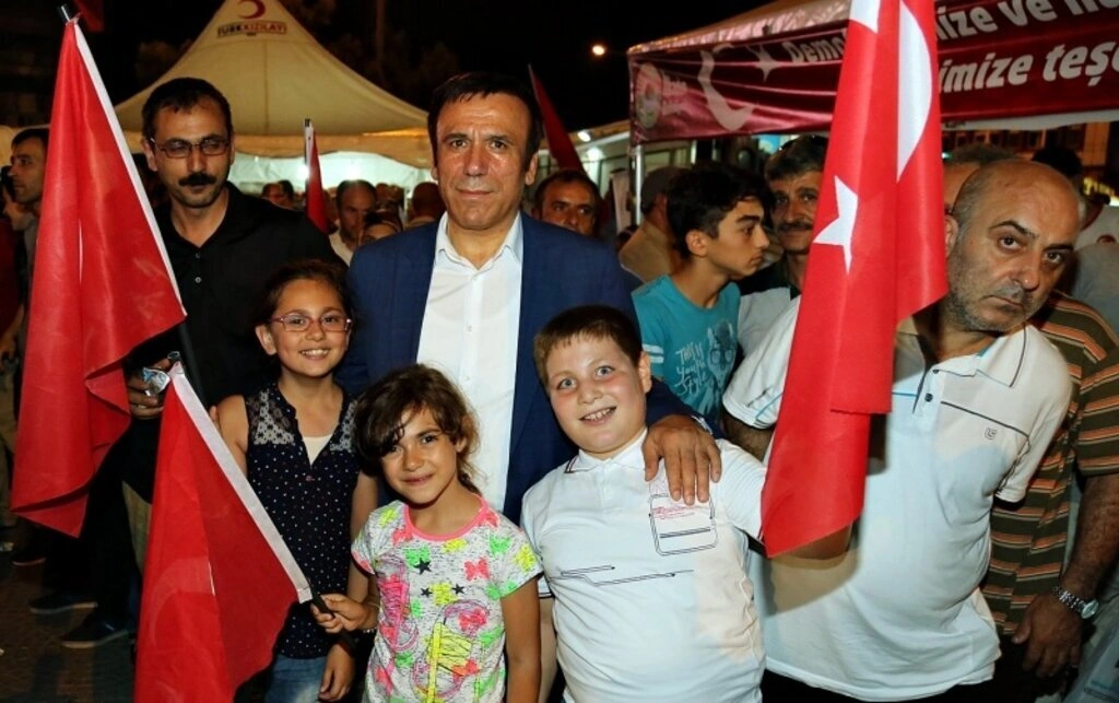 Canik Belediye Başkanı Osman Genç Demokrasi nöbeti