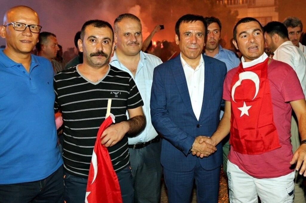 Canik Belediye Başkanı Osman Genç Demokrasi nöbeti