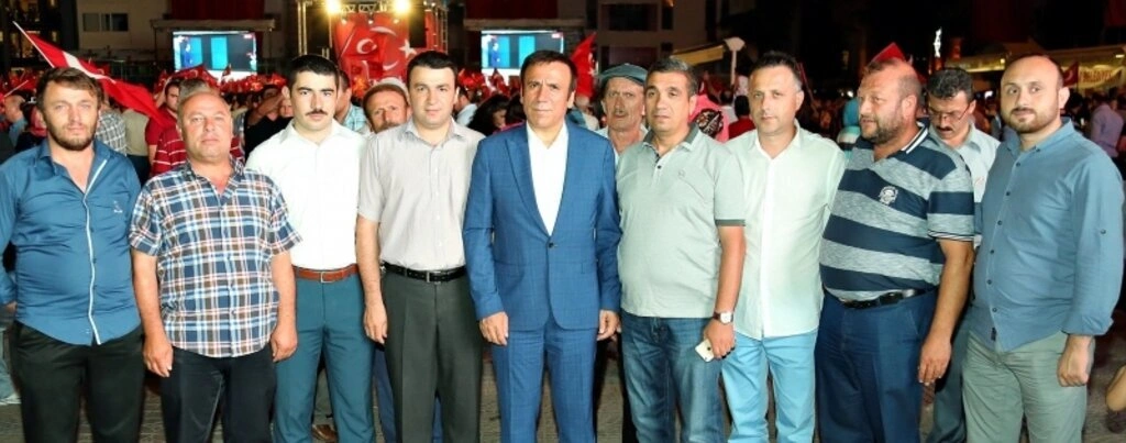 Canik Belediye Başkanı Osman Genç Demokrasi nöbeti