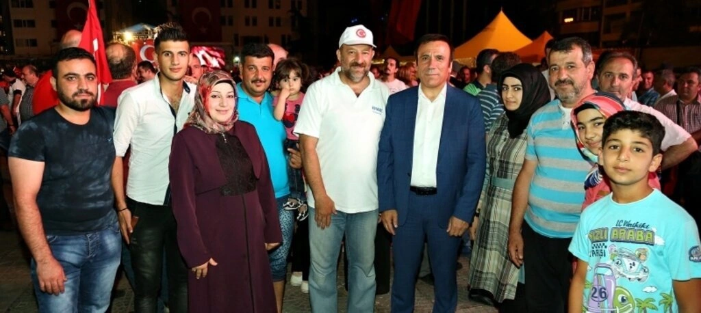 Canik Belediye Başkanı Osman Genç Demokrasi nöbeti