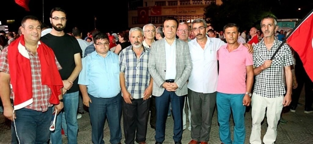 Genç ailesi demokrasi nöbetinde