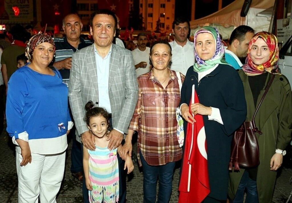 Genç ailesi demokrasi nöbetinde