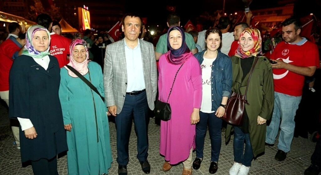 Genç ailesi demokrasi nöbetinde