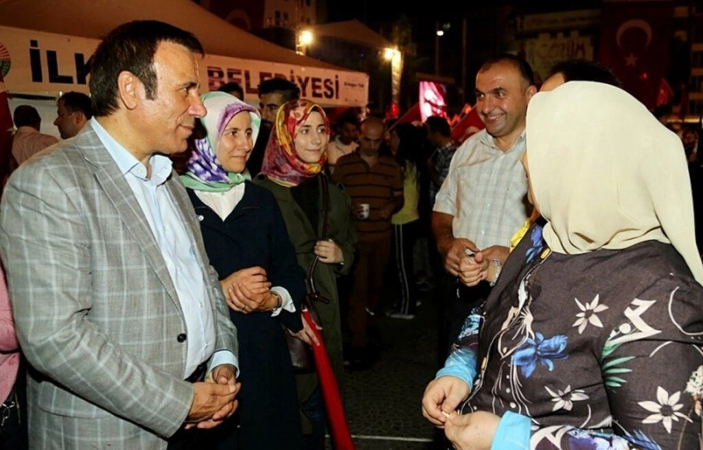 Genç ailesi demokrasi nöbetinde