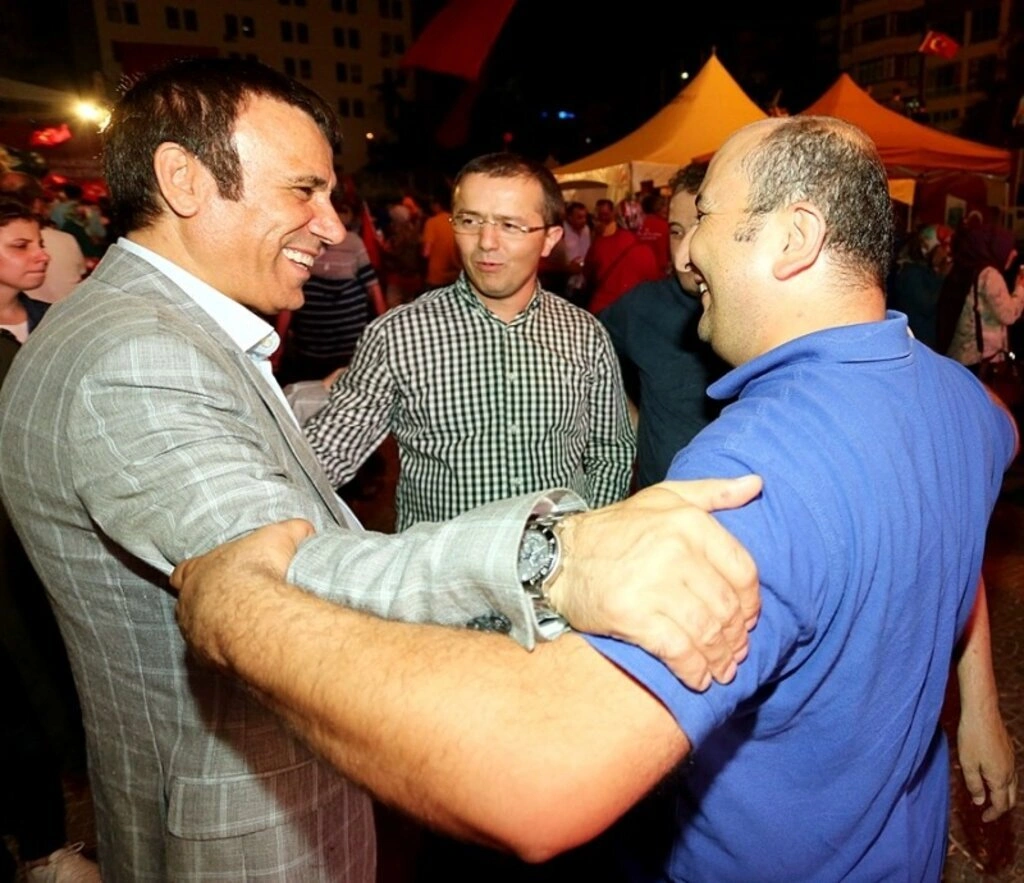 Genç ailesi demokrasi nöbetinde